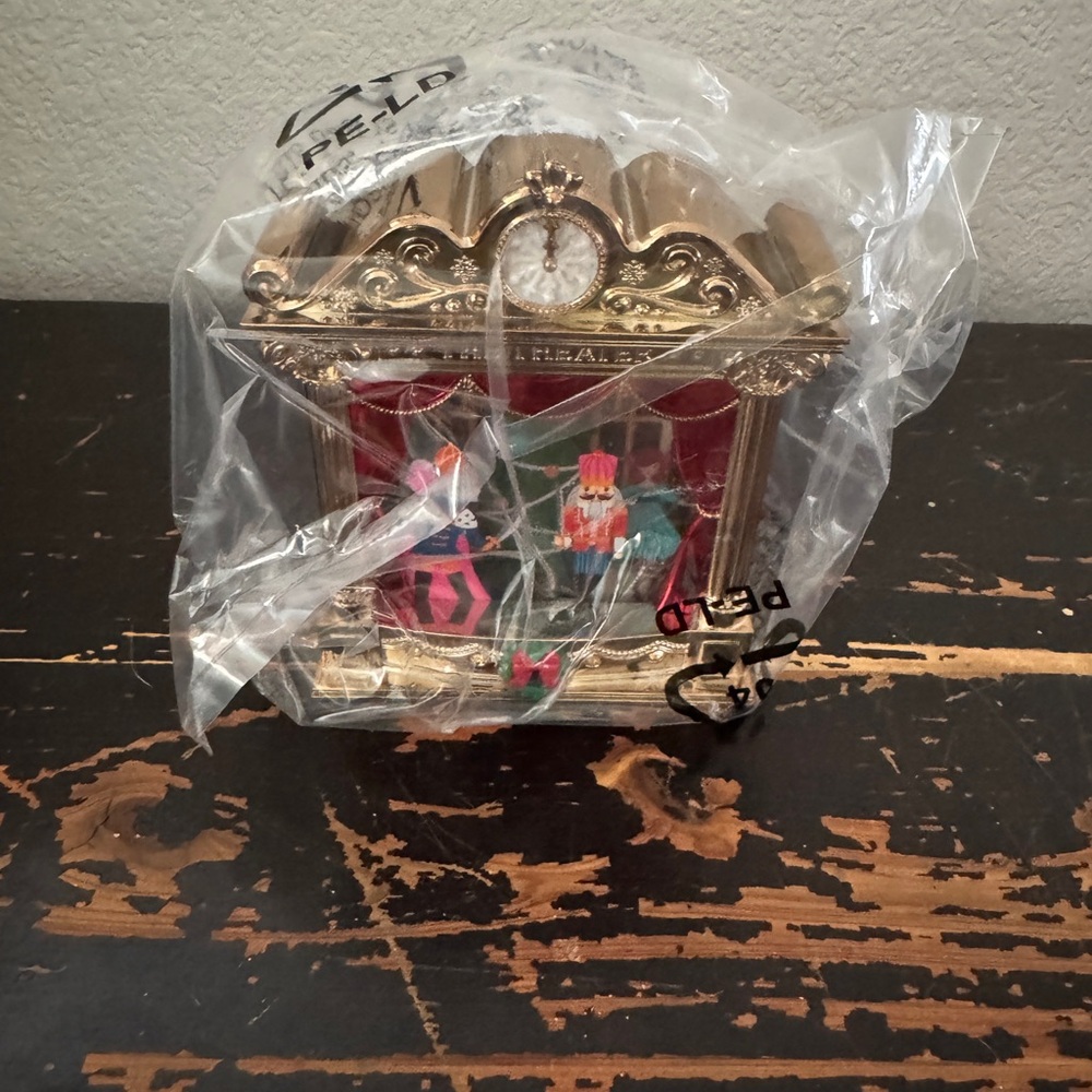 NWT Bath & Body Works Nutcracker Wallflower Projector Wallflower Plug - Picture 4 of 8